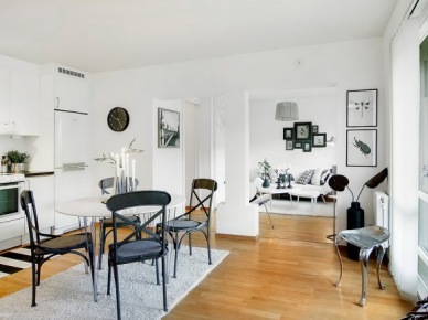Małe mieszkanie w czarno-białej aranżacji z otwartą zabudową kuchni, przedpokoju i salonu - zakupy online