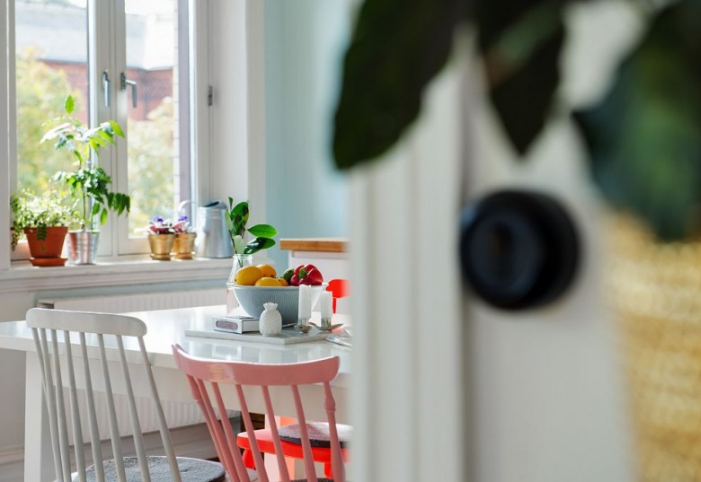 Inspirujące skandynawskie mieszkanie z naturalnymi motywami i pastelową kuchnią ()
