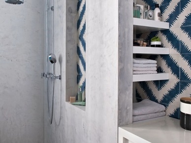 Grafitowa żywiczna posadzka,stiukowe ściany i geometryczna biało-niebieska glazura w łazience (26192)