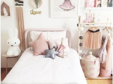 Kilka poduszek w kształcie gwiazd na łóżku tworzy w wdzięczną kompozycję w pokoiku dziecięcym. Warto też zwrócić uwagę na bogatą galerią...