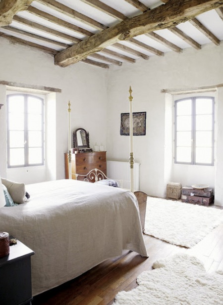 Piękna , wiejska sypialnia w bieli, drewnie