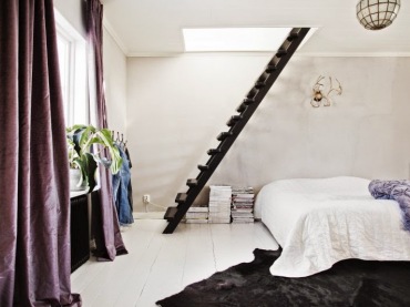Czarne schody, wrzosowe aksamitne zasłony,biała podłoga i czarna bydlęca skóra w aranżacji sypialni (26343)