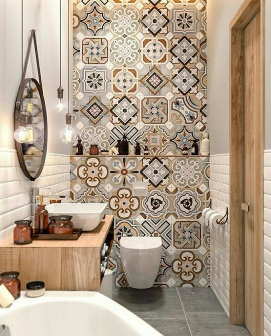 Oryginalna aranżacja łazienki ze wzorzystymi kafelkami na ścianie