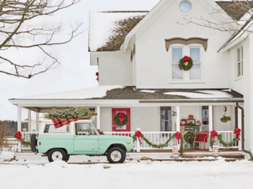 Duży dom udekorowano klimatycznymi dodatkami na Święta. Do czerwonych drzwi wejściowych dobrano sporej wielkości...