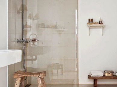 Nowoczesna łazienka z rustykalnymi przaśnymi stołkami z naturalnego drewna (23831)