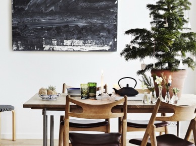 Mała choinka w doniczce na stole w skandynawskiej jadalni (20482)