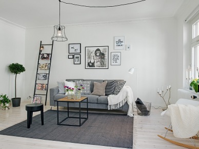 Druciana lampa,druciany kosz,szara sofa i czarna drabina w skandynawskim salonie (22971)