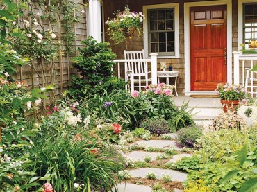 jak zaaranżować wejście do domu ? to propozycja ogródka kwiatowego przed frontem domu - kwiaty we wszystkich kolorach i...