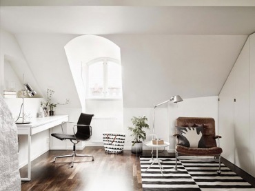 Biało-czarny dywan w paski,skórzany nowoczesny fotel,białe nowoczesne biurko-konsolka,skandynawska torba i srebrna lampa stojąca (26619)