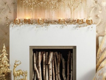 Piękna aranżacja kominka w salonie roztacza świąteczną aurę. Złote dekoracje dodają wnętrzu blasku i idealnie oddają...