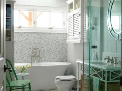 Białe skandynawskie i tradycyjne meble w łazience,turkusowe krzesło,owalne lustro w stylu glamour i wiklinowe kosze pojemniki z ręcznikami (26021)