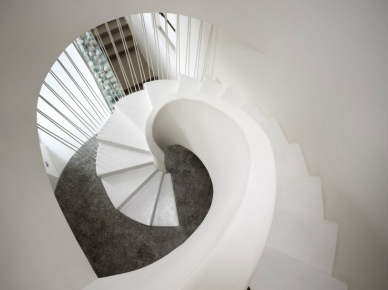 piękne, spiralne schody w bieli  - to propozycja do nowoczesnych,  ...