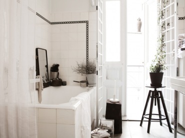 Biała łazienka z czarnymi detalami w skandynawskiej stylizacji (28333)
