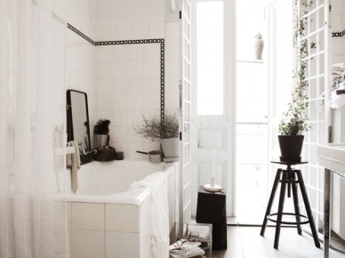 Biała łazienka z czarnymi detalami w skandynawskiej stylizacji (28333)
