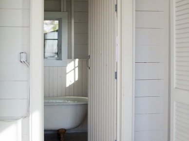 Biała łazienka  z wanną na stylowych łapkach  w małym domku letnim (25114)