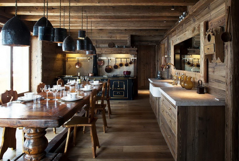 Włoska czarna kuchnia i lampy w drewnianym domu w Alpach