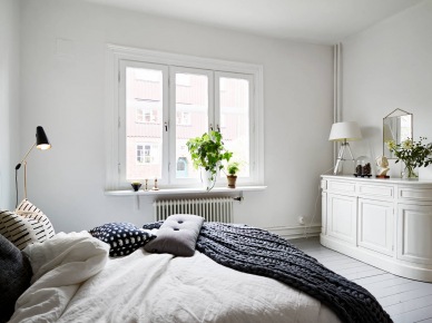Dziergane narzuty z wełny,skandynawskie poduszki z guzikami,biała komoda i białe malowane deski w sypialni (26975)