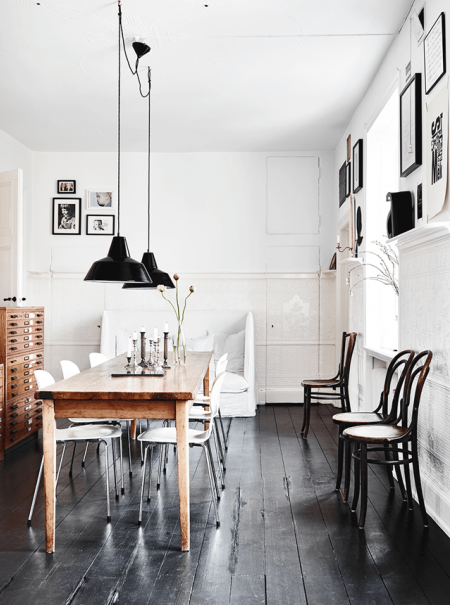Czarne podłogi i lampy w białych wnętrzach w stylu skandynawskim