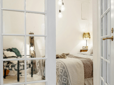 Żarówki na kablu w białej sypialni w stylu skandynawskim (22083)