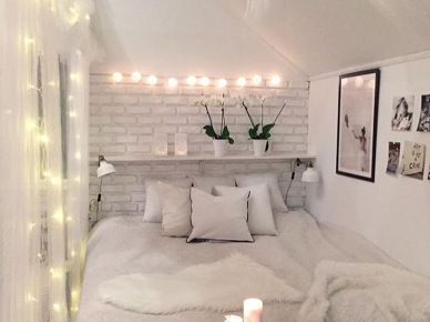 Białe cegły i dekoracje świetlne w sypialni (52179)