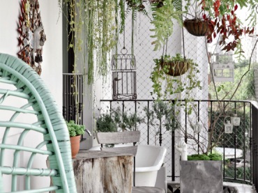 mały balkon a tak pięknie urządzony w biało-srebrzystych kolorach z burzą wiszących ogródków - piękny ! doskonała...