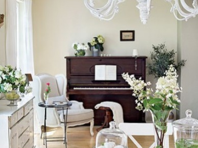 Francuskie białe meble  i żyrandol i brązowe drewniane pianino w salonie (21275)