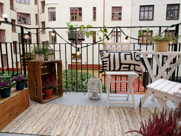 Drewniane meble i dekoracje na małym balkonie (20732)