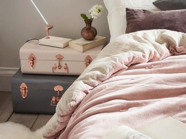 Pudrowy róż kreuje sentymentalny klimat w sypialni. Lekką nutę vintage dodają pomieszczeniu walizki przy łóżku pełniące...
