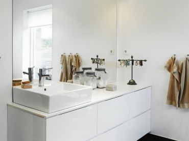 piękna i klimatyczna łazienka w białym i czarnym kolorze z dodatkami w surowym drewnie