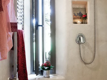 Sródziemnomorska prosta  łazienka w małym domku (20943)