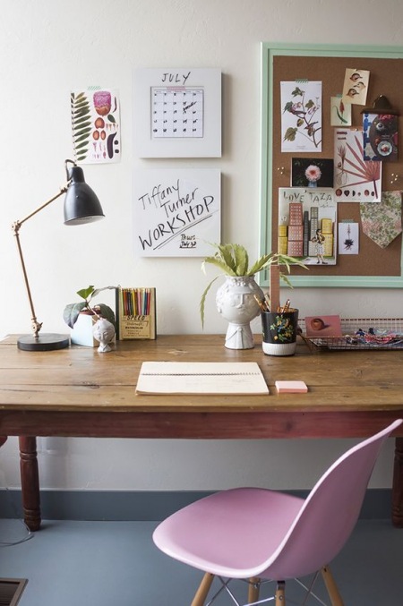 Drewniane biurko i tablica inspiracji w domowym gabinecie