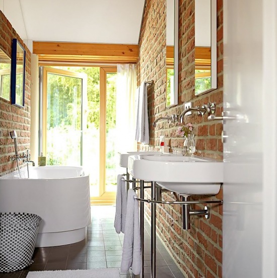 Wąska łazienka ze ścianami z czerwonej cegły