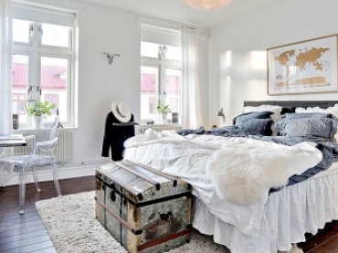 Falbany na pościeli, kufer i mapa na ścianie tuz nad łóżkiem buduje bardzo podróżniczy styl tej...