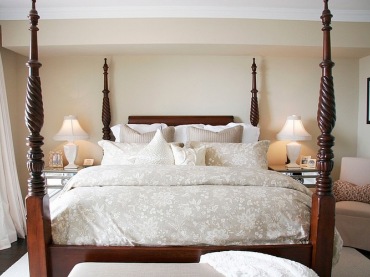 Stylowe, drewniane łóżko z rzeźbionymi dekorami (20565)