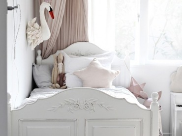 Rzeźbiona rama białego łóżka nadaje elegancki charakter, który podkreślają wybrane kolory bieli i kremu. Spora liczba zabawek urozmaica miejsce do spania. Pokój dziecięcy jest bardzo subtelny i...