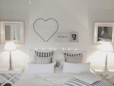 Aranżacja szarej sypialni z romantycznymi dekoracjami (51363)