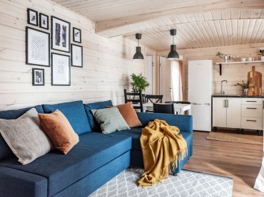 Niebieska sofa w małym pokoju dziennym to element, który przykuwa do siebie uwagę. Zdecydowany kolor współgra z prostym kształtem, dzięki czemu aranżacja salonu jest wyważona i...
