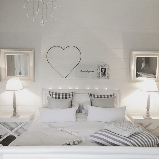 Aranżacja szarej sypialni z romantycznymi dekoracjami