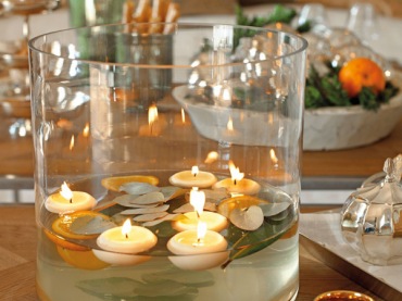 Dekoracja stołu pływającymi świecami w pomarańczowym kolorze (19923)