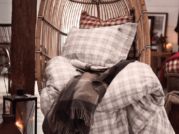 Drewniane belki,bambusowy fotel wiszący,poduszki i pledy  w kratkę (48043)