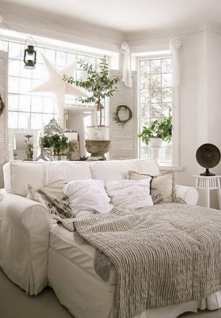 Biały salon z sofą przy oknie