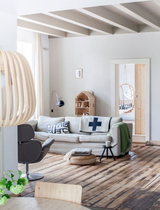 Naturalne drewno, bambus i białe ściany w skandynawskim salonie
