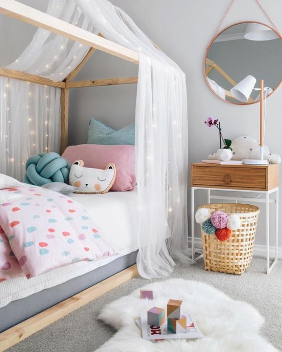 Łóżko-domek z baldachimem w pokoju dziecięcym