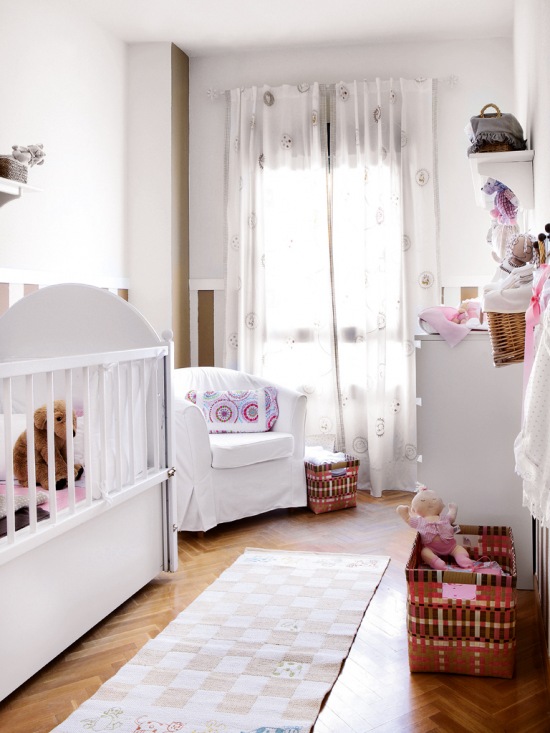 Jak urzadzić mały i wąski pokój dla dziecka w biało-brązowej aranżacji ?