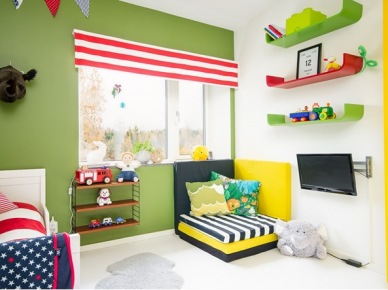 Zielone ściany,czerwono-biała roleta i żółte meble w pokoju dla chłopca (21975)