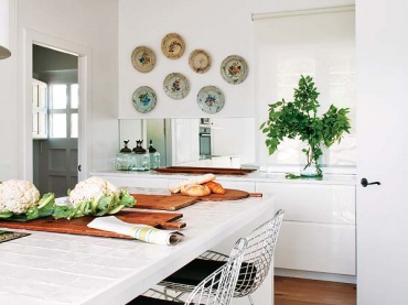 hiszpańska, nowoczesna kuchnia w bieli z pięknymi elementami ozdobnej ceramiki na ścianie - elementy koloru turkusowego wspaniale ożywiają...