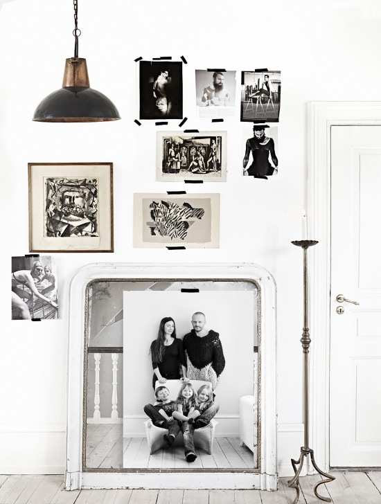 Industrialna czarno-miedziana  lampa wisząca ,białe ramy vintage i galeria rodzinnych fotografi na ścianie