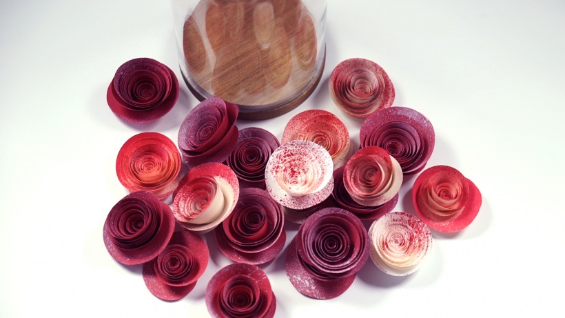 Gotowe róże z papieru w różnych kolorach