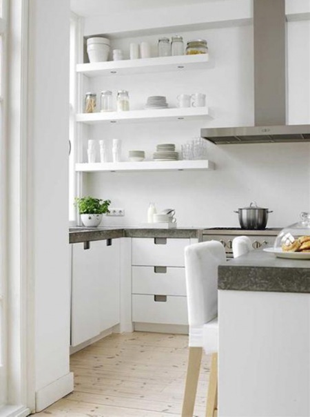 Półki na ścianie w białej kuchni
