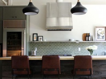 do industrialnej kuchni doskonale pasuje szara cegła - razem z metalowymi i skórzanymi stołkami barowymi tworzy ciekawy...